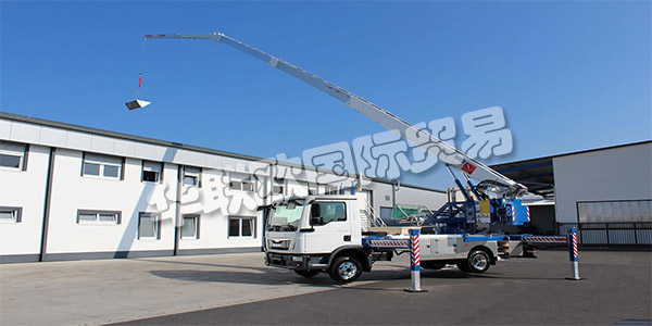 KLAAS早在1933年,由西奧多·克拉斯(Theodor Klaas)在威斯特伐利亞(Westphalia)的阿舍貝格(Ascheberg)成立。作為一名建筑承包商,他在第二次世界大戰(zhàn)后利用他的所有創(chuàng)造力開發(fā)出第一臺傾斜式升降機(jī),這使得建筑工地的工作變得更加容易。