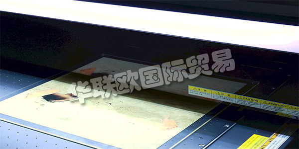 德國PLANISTAR主要產(chǎn)品：PLANISTAR燈具、熒光燈等。PLANISTAR自1983年以來，他們的團(tuán)隊一直致力于照明技術(shù)和照明產(chǎn)品。他們制造了帶鹵素?zé)舻钠矫姹彻?。他們已?jīng)掌握了這項光技術(shù)的知識和專利，甚至在邊緣照明進(jìn)入許多顯示器和背光之前。